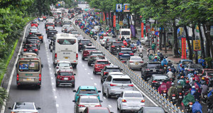 Xe máy không có làn riêng, đường luôn tắc vì ô tô đi kiểu 'điền vào chỗ trống' 