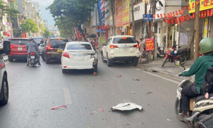 Ô tô tông liên hoàn vào nhiều phương tiện trên phố Hà Nội, 4 người bị thương