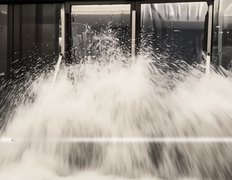 Khoảnh khắc sóng biển phá tung cửa khách sạn ở Hong Kong