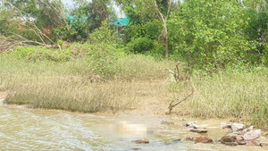 Phát hiện thi thể nam giới trôi dạt trên sông