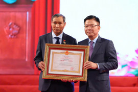 HLV Mai Đức Chung được trao danh hiệu Anh hùng Lao động