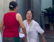 Nữ tài xế ngang nhiên đỗ ô tô chặn lối đi, tục tĩu hết sức thách thức chính quyền