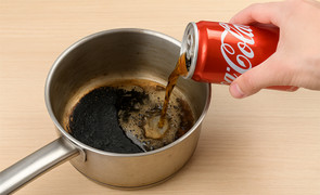 Mẹo làm sạch nồi bị cháy bằng coca cola