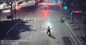 Trong 24 giờ, camera AI phát hiện hơn 500 tài xế không đội mũ bảo hiểm trên một con phố Hà Nội