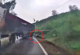 Xe đầu kéo ôm cua tốc độ cao, xoay ngang đường húc văng người đi xe máy