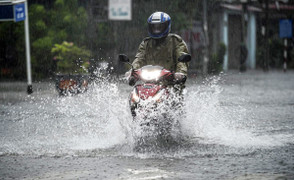 Dự báo thời tiết 28/9: Mưa xối xả trút xuống Bắc và Trung Bộ, nguy cơ ngập tứ bề