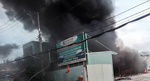 Cháy lớn tại bãi giữ xe trong khu dân cư ở TP.HCM