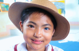 Kỳ lạ bé gái ở Đắk Lắk có hai màu mắt, một bên mắt đen và một bên mắt xanh