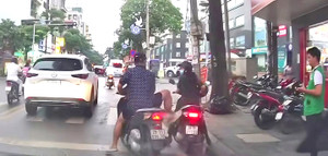 Xác minh kẻ đi xe máy không đội mũ bảo hiểm còn húc xe, doạ đạp phụ nữ