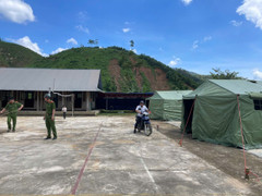 Công an, dân quân tự vệ Thanh Hóa dựng lều dã chiến đón dân vùng sạt lở sơ tán 