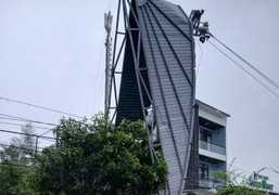 Bão số 10 cuốn bay mái nhà, quật đổ cây ở Huế, dân Quảng Trị vào hầm trú ẩn