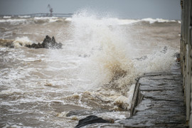 Cận cảnh sóng lớn uy hiếp bờ biển Nghệ An, Hà Tĩnh trước giờ bão Bualoi đổ bộ