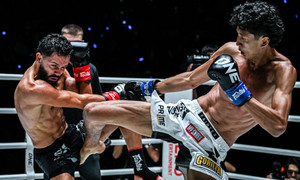Nhà vô địch muay Thái đá trúng chỗ hiểm giữa háng, cao thủ kickboxing đổ gục 