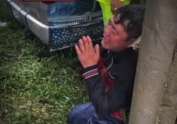 Chồng thẫn thờ kể khoảnh khắc vợ bị lũ cuốn khi ra bến xe về quê 