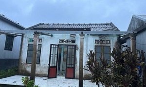 Bão Bualoi chưa đổ bộ, lốc xoáy đã cuốn bay hơn 70 mái nhà ở Huế 