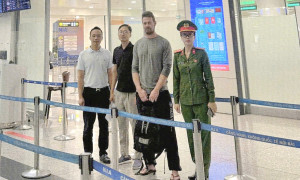 Trục xuất người đàn ông nước ngoài vì phá hoại tài sản và sử dụng cần sa