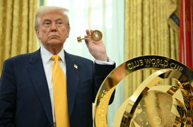 Ông Trump khoe đồ trang trí bằng vàng ở Nhà Trắng