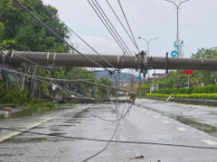 Bão Bualoi quần thảo Hà Tĩnh suốt 12 giờ với sức gió mạnh nhất lịch sử