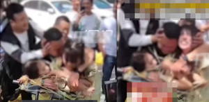 Cảnh 2 phù dâu bị trói vào xe và sàm sỡ trong đám cưới gây phẫn nộ