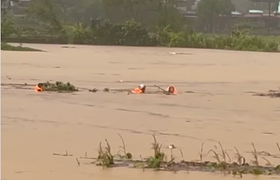 Đại uý công an lao xuống dòng lũ dữ cứu người phụ nữ bị cuốn trôi