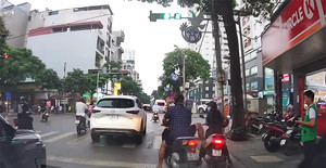 Dừng đèn đỏ, tôi bị xe sau mắng: ‘Hâm à, không đi thì tránh ra’