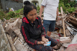 Mẹ già tử nạn trong căn nhà đổ sập, con gái khuyết tật bật khóc giữa đống đổ nát