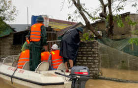 Vượt lũ sông Lam tiếp tế hơn 5.000 người dân bị cô lập sau bão số 10 tại Nghệ An
