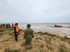 Hai tàu cá đứt neo bị bão cuốn trôi, 9 người mất tích: Phát hiện 1 tàu bị lật úp