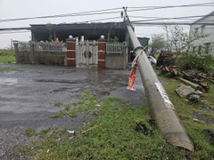 Bão số 10 làm 12 người ở Quảng Trị mất tích, gần 400 ngôi nhà sập, hư hỏng