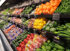 Rau xanh rẻ bất ngờ, siêu thị hàng hóa dồi dào chống bão Bualoi