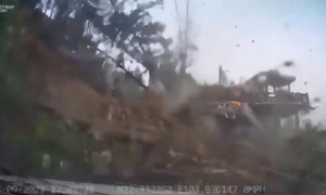 Sạt lở tại Sa Pa hất ô tô rơi xuống vực, 3 người thoát chết