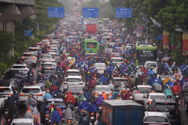 Đường phố Hà Nội kẹt cứng trong mưa bão Bualoi