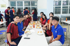 Trường học thành 'ngôi nhà chung' của hơn 1.000 học sinh giữa mưa ngập Hà Nội