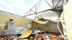 Hàng trăm trường học ở Nghệ An tan hoang, ngập lụt sau bão số 10 Bualoi