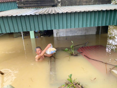 Nước lũ nhấn chìm tài sản, người dân Thanh Hóa nghẹn ngào lo cảnh trắng tay