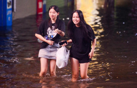 Hà Nội mưa xối xả, trường học hỗ trợ học sinh ăn, ngủ qua đêm