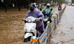 Nhiều đại học tại Hà Nội cho sinh viên nghỉ, chuyển học online vì mưa ngập