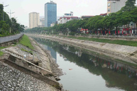 Vì sao nước thải đen ngòm vẫn chảy thẳng ra sông Tô Lịch sau mưa lớn?