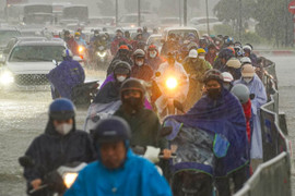 Loạt tuyến phố Hà Nội ngập nặng, người dân bì bõm dắt xe dưới mưa lớn