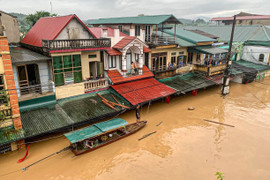 Nước lũ sông Hồng tràn vào nhà dân, ngập tới nóc tầng 1