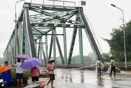 Cấm cầu Yên Bái sau sự cố tàu hút cát đâm vào trụ cầu