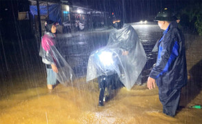 Lũ đặc biệt lớn trên sông Hồng, vượt báo động 3 