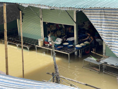 Lũ từ thượng nguồn đổ về, chợ lớn nhất Bắc Trung Bộ chìm trong biển nước