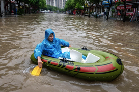 Hà Nội mưa ngập, trường tổ chức cho học sinh ăn ngủ qua đêm