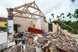 Xót xa cha mẹ già tử nạn khi nhà đổ sập, con trai gào khóc bất lực không thể cứu