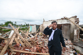 Lốc xoáy gầm rú cuốn phăng nhà cửa, làng quê Ninh Bình chìm trong tang thương