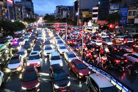 Hà Nội ngập tứ bề, giao thông hỗn loạn không lối thoát từ sáng đến tối