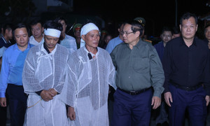 Thủ tướng thăm hỏi người dân bị thiệt hại do lốc xoáy tại Ninh Bình