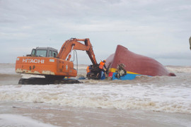 Hai tàu cá đứt neo bị bão cuốn trôi, 9 người mất tích: Tìm thấy 3 thi thể