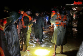 Trắng đêm cứu dân vùng lũ ở Thanh Hóa